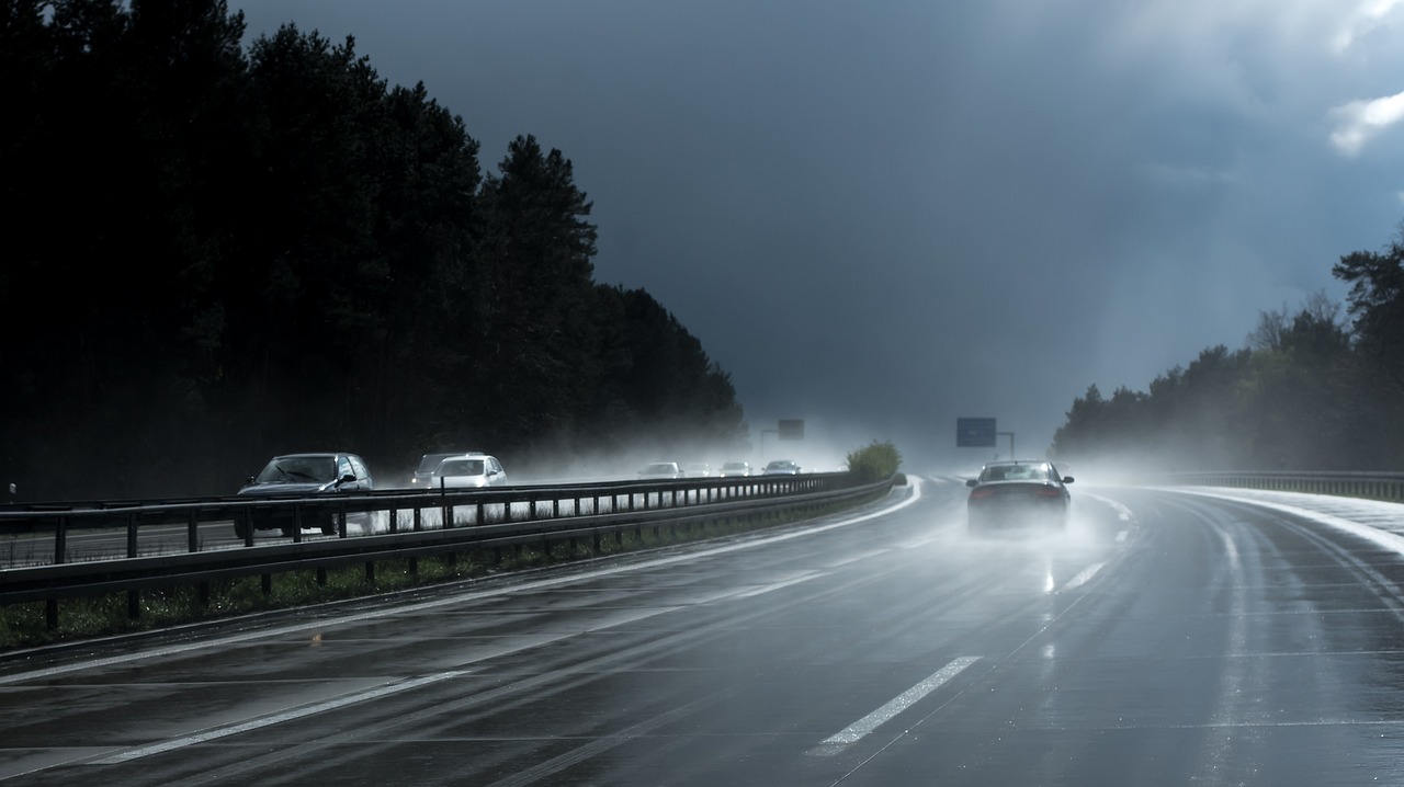 雨天行车，如何安全应对突发状况